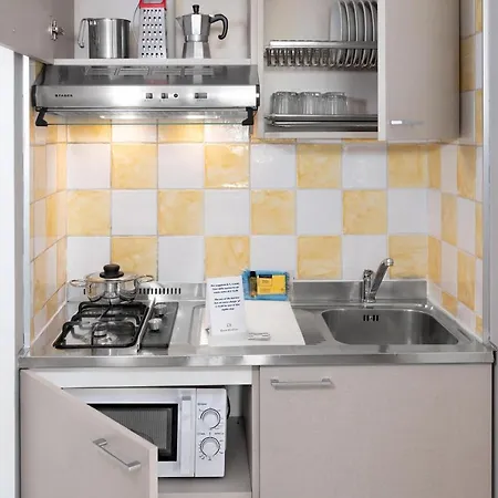 Nautic מלון דירות 3*